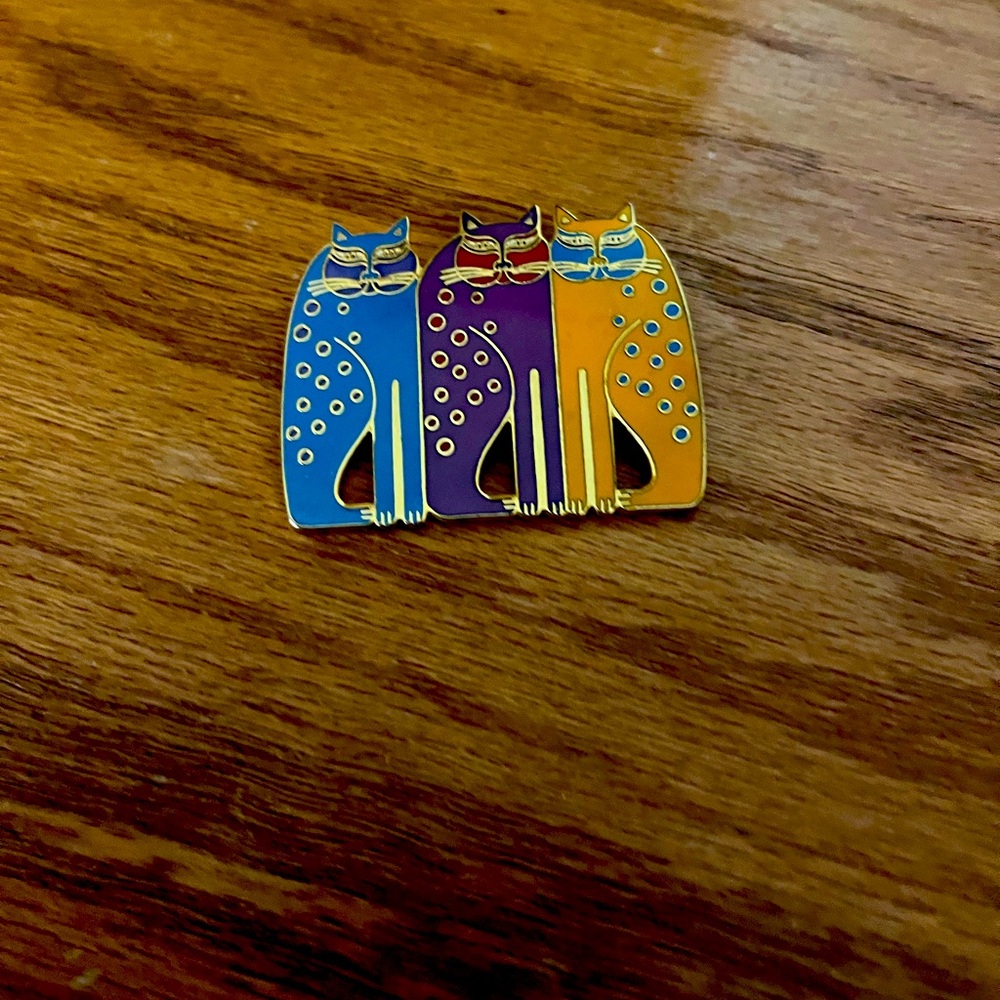 Pin of 3 Siamese or other cats….. heavy metal with pin on back.